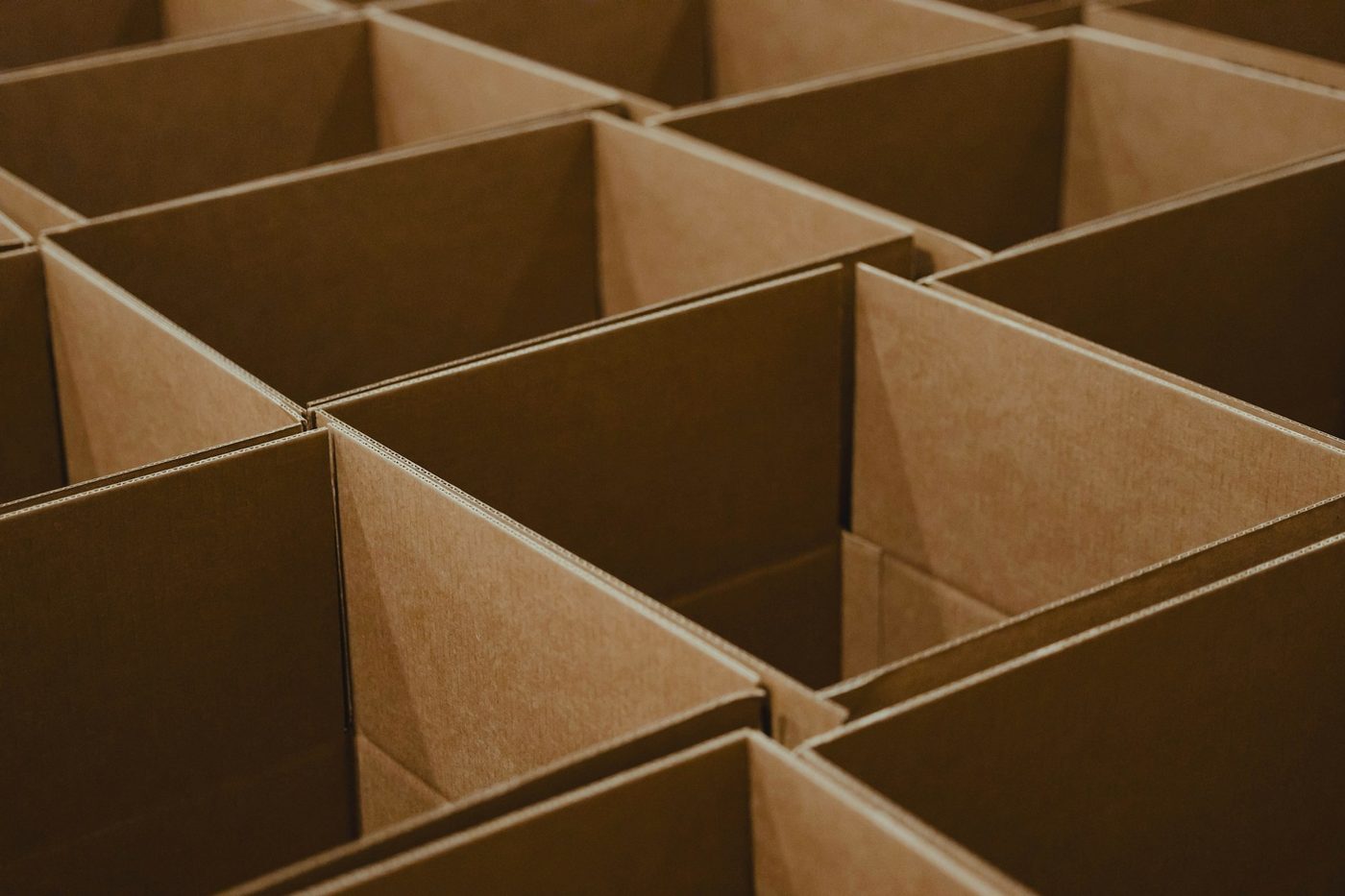 Casiers en carton vides empilés