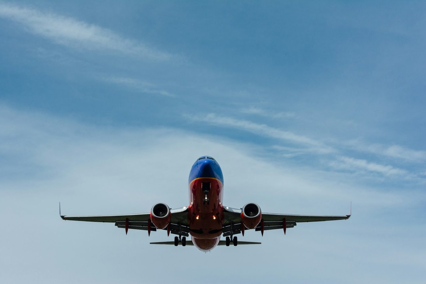 Avion de ligne vu du sol, en approche