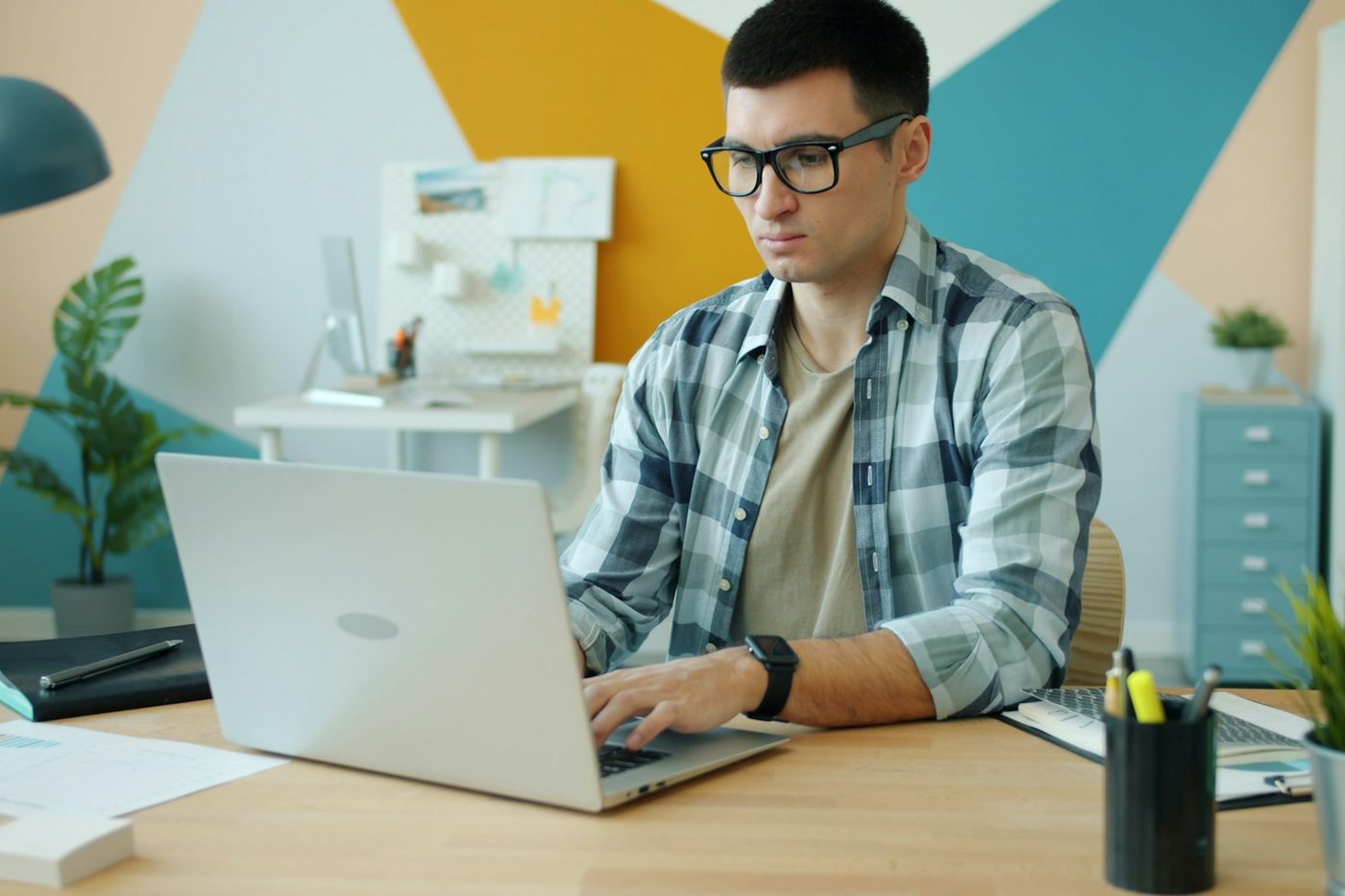 Personne travaillant sur un ordinateur portable à un bureau
