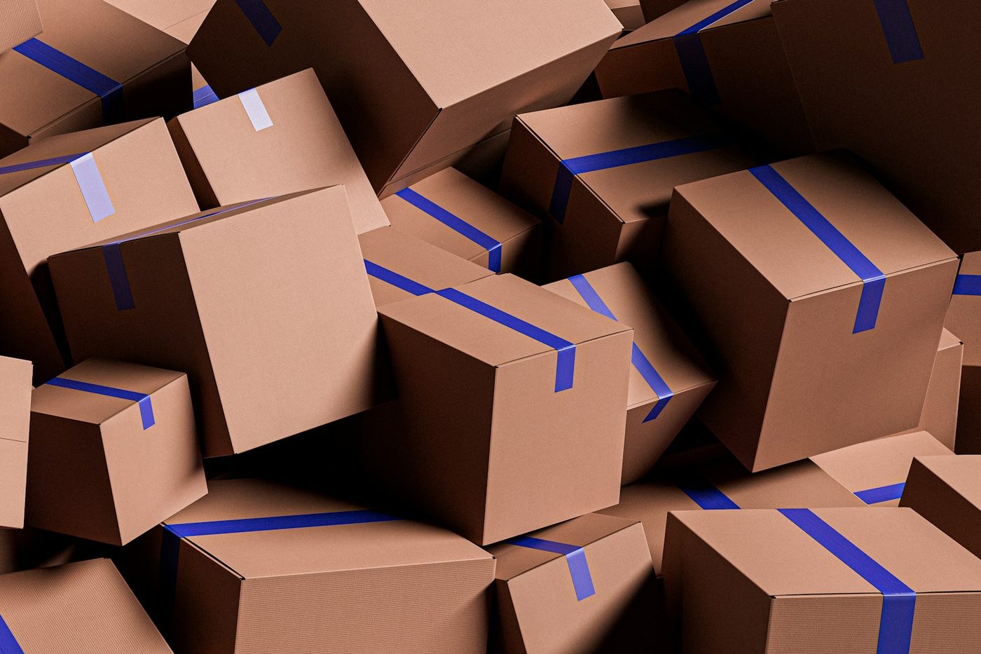 Amoncellement de cartons d'expédition bruns