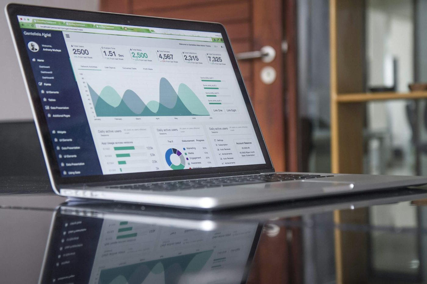 Tableau de bord de statistiques affiché sur un ordinateur portable