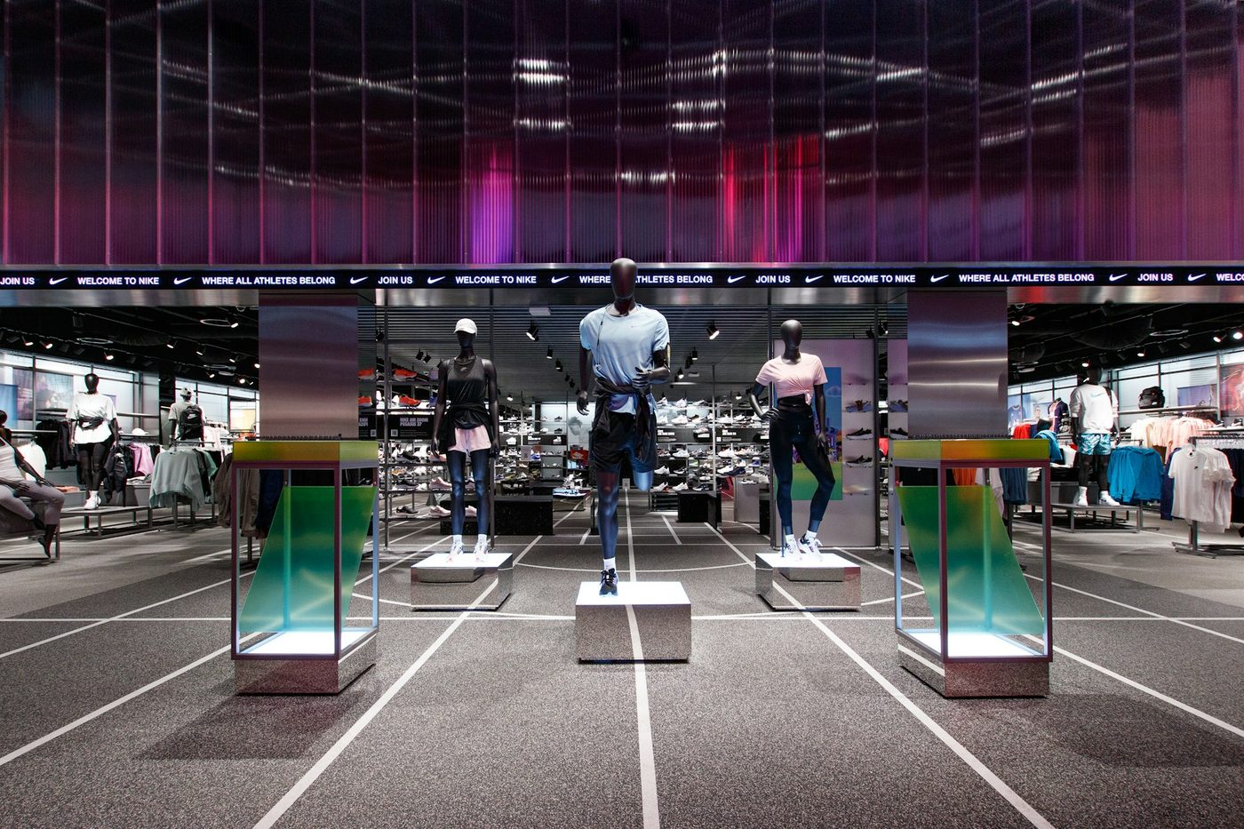 Intérieur d'un magasin moderne avec produits mis en scène sous vitrines