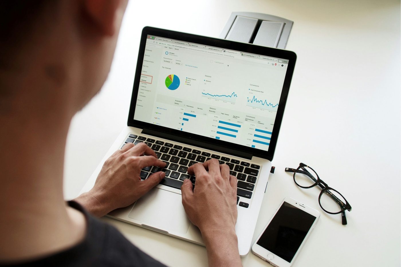 Personne consultant un tableau de bord de statistiques sur un ordinateur portable